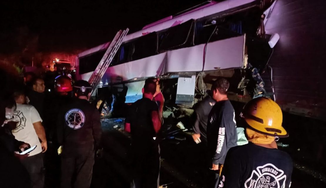 Choque entre autobús y tráiler deja 4 muertos y 20 lesionados en Nayarit