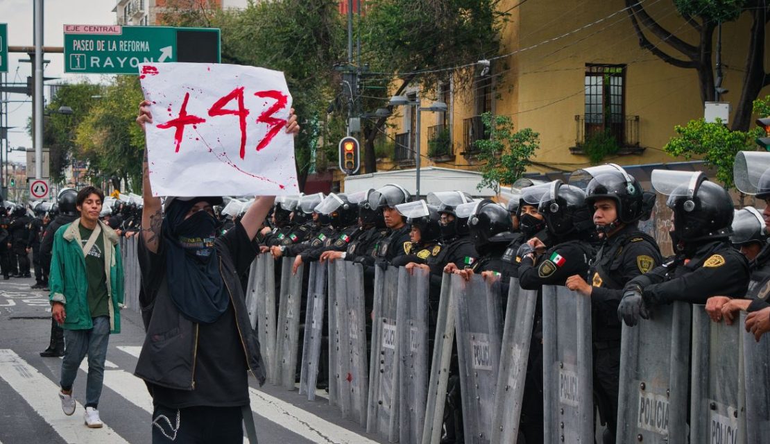 Padres de los 43 niegan información sobre supuesto hallazgo de 20 bolsas con restos