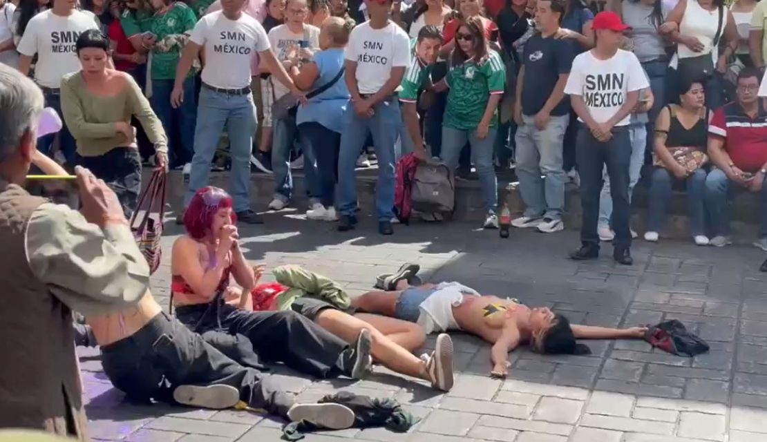 Estudiantes de la UAEM irrumpen en desfile de Cuernavaca para exigir justicia por Claudia Tacoronte