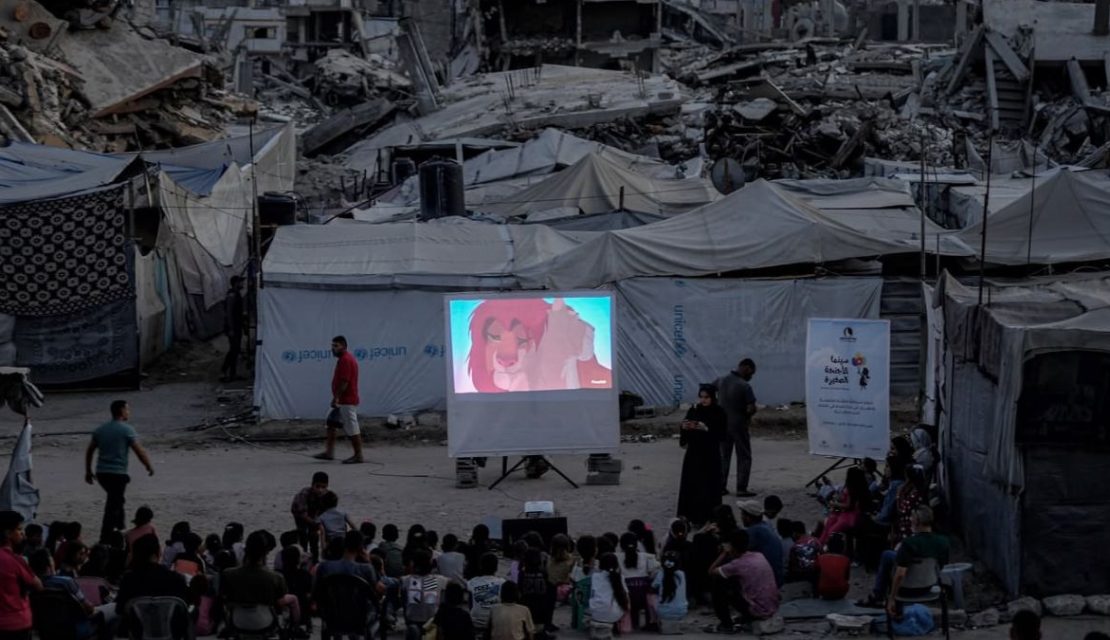 Niños en Gaza ven ‘El Rey León’ entre campamentos y edificios destruidos
