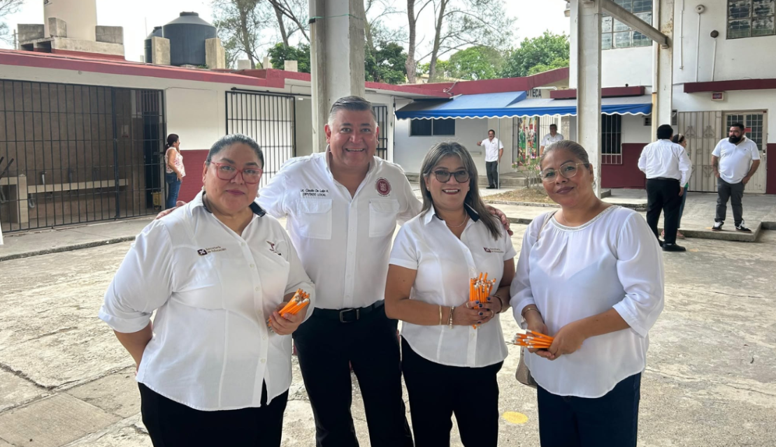 ¡Tremendo apoyo! Diputado de Morena presume con orgullo regalar dos lápices a alumnos de primaria
