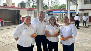 ¡Tremendo apoyo! Diputado de Morena presume con orgullo regalar dos lápices a alumnos de primaria