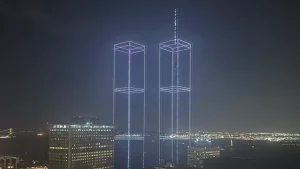 2 mil 977 drones recrearon la estructura de las Torres Gemelas; un dron por cada víctima