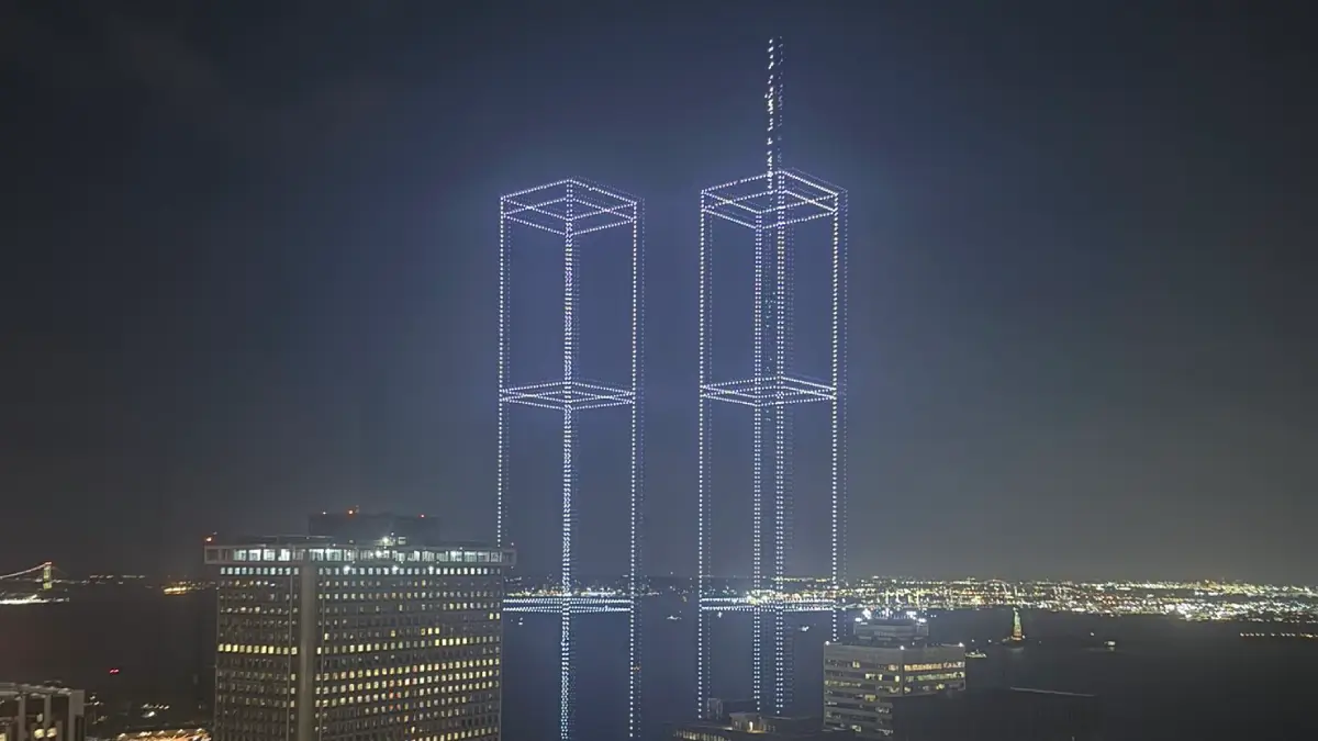 2 mil 977 drones recrearon la estructura de las Torres Gemelas; un dron por cada víctima