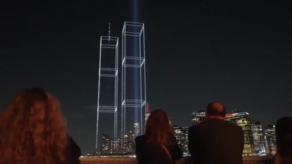 2 mil 977 drones recrearon la estructura de las Torres Gemelas; un dron por cada víctima