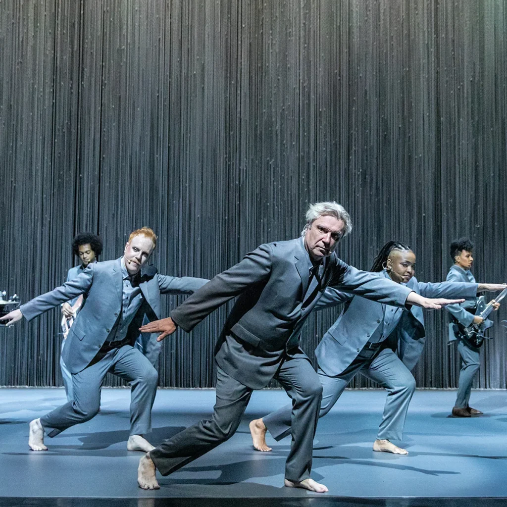 el-significado-de-los-trajes-de-david-byrne1