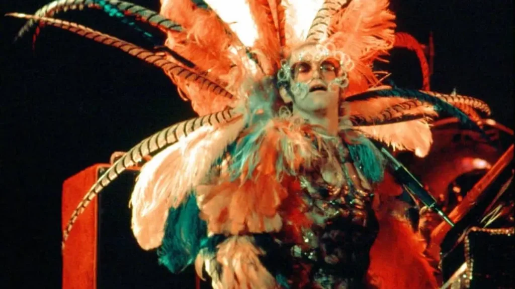 Elton John en escenario con traje diseñado por Bob MAckie