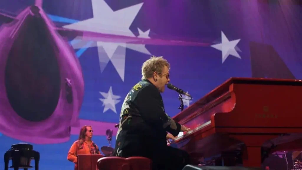 Foto de Elton John en residencia del Piano Rojo