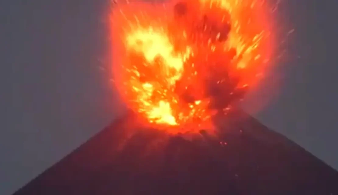 El Anak Krakatau hace de las suyas: erupción provoca suspensión de vuelos, clases y pesca en Indonesia