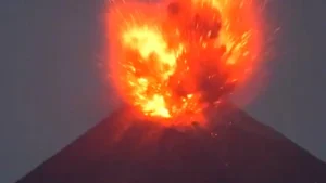 El Anak Krakatau hace de las suyas: erupción provoca suspensión de vuelos, clases y pesca en Indonesia