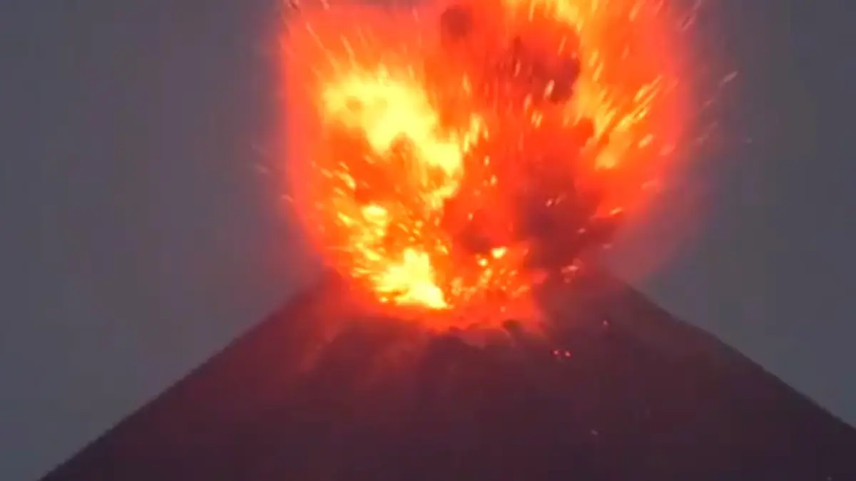 El Anak Krakatau hace de las suyas: erupción provoca suspensión de vuelos, clases y pesca en Indonesia