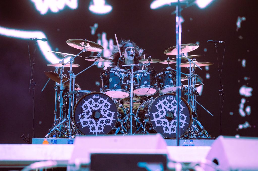 Christian Coma, baterista de Black Veil Brides, tocando en vivo en el Vans Warped Tour México 2026.
