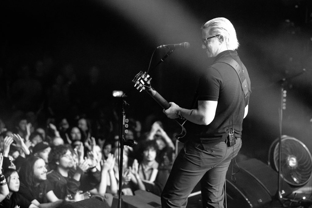 Paul Banks en un show con Interpol