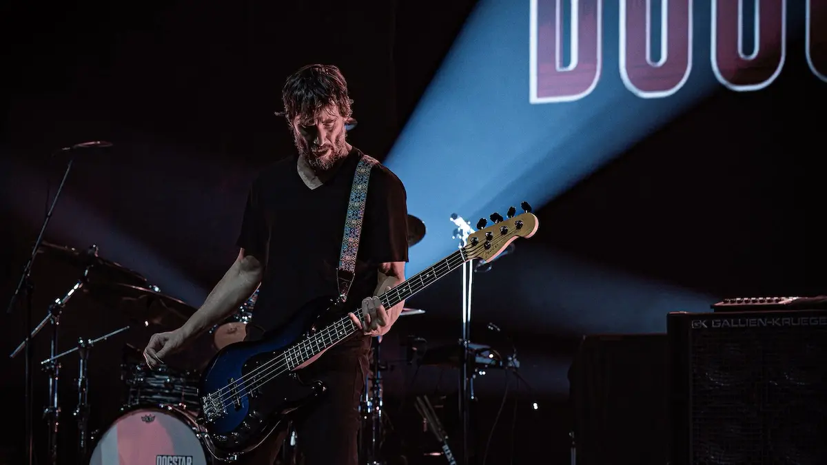 Keanu Reeves tocando con Dogstar, agosto 2026