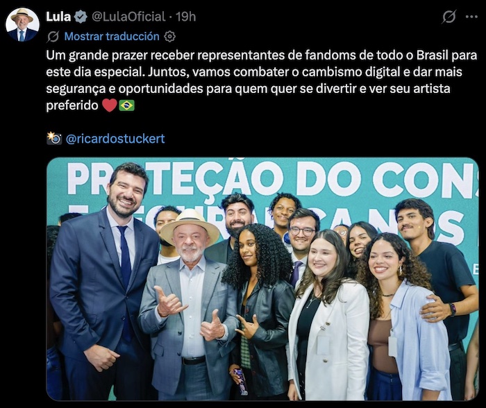 Lula da Silva con fandoms en firma de Ley taylor Swift