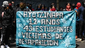 "12 años de lucha": Ruta, calles cerradas y horario de la marcha por Ayotzinapa en CDMX
