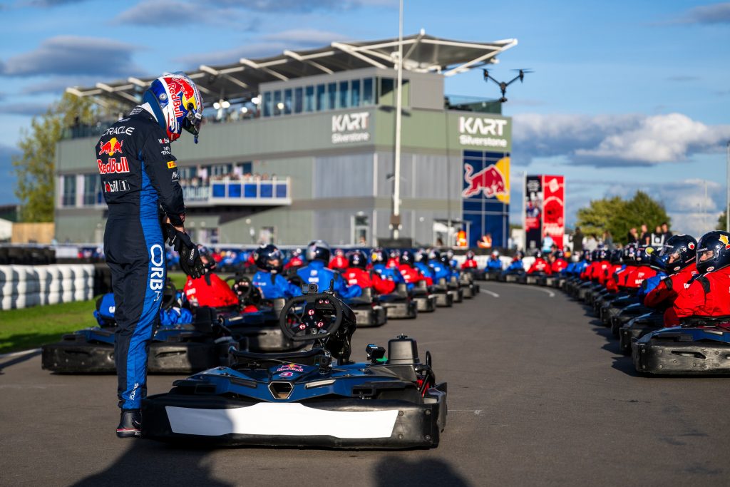 Así fue la victoria de Max Verstappen vs 100 karts