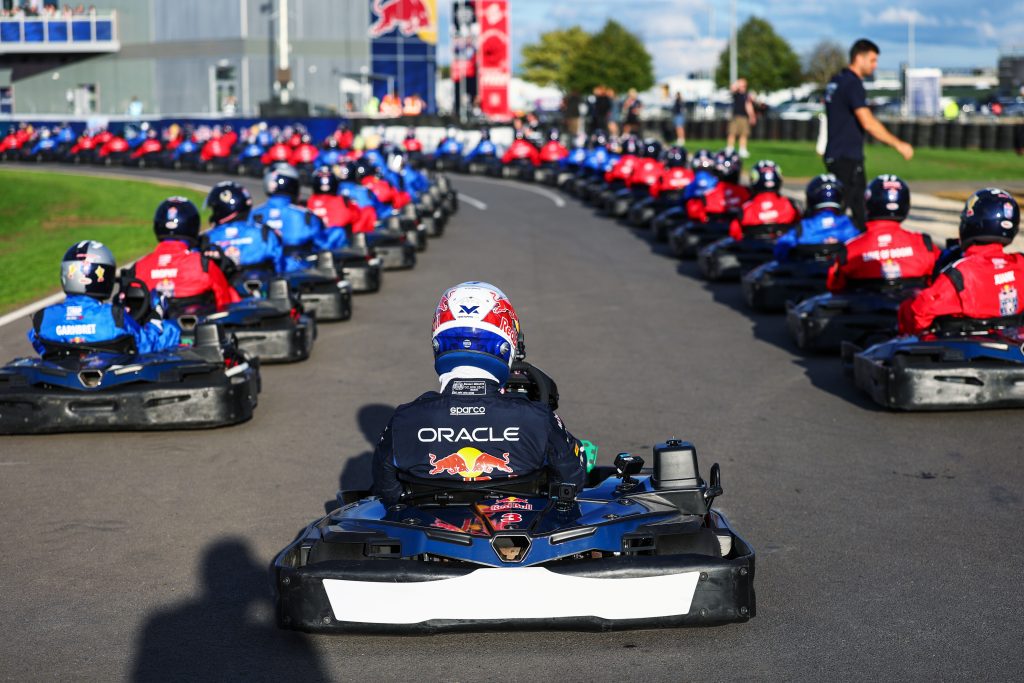 Así fue la victoria de Max Verstappen vs 100 karts