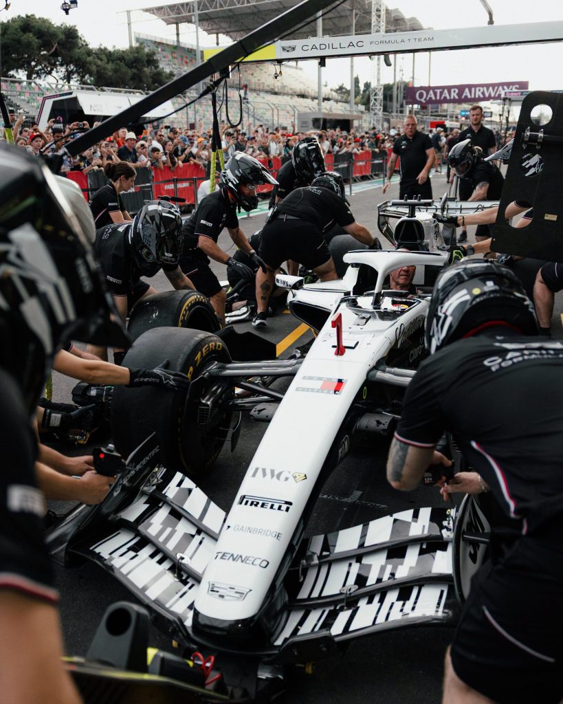 Mecánicos en el Cadillac de Checo