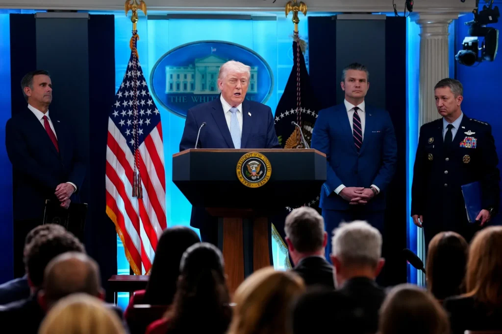 ¿Quién pega más fuerte? Medios de comunicación demandan a Trump y suspenden coberturas en la Casa Blanca