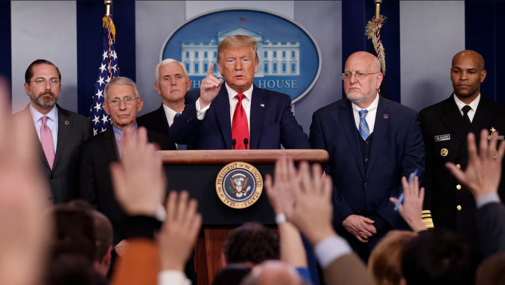 ¿Quién pega más fuerte? Medios de comunicación demandan a Trump y suspenden coberturas en la Casa Blanca