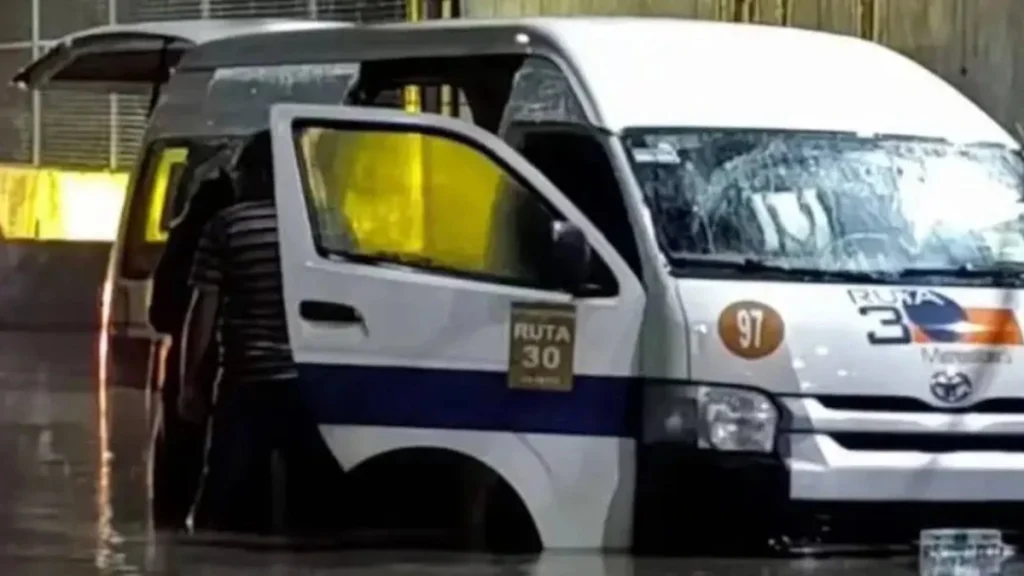 mueren-personas-fuga-gas-transporte-publico-edomex-inundaciones