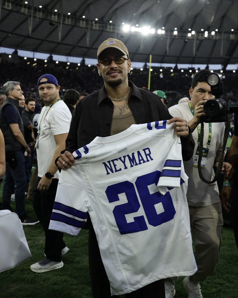 Neymar con la playera de los Dallas Cowboys