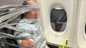 Lo amarraron como puerco: Pasajeros atan con cinta a un hombre por hacer comentarios racistas y homófobos
