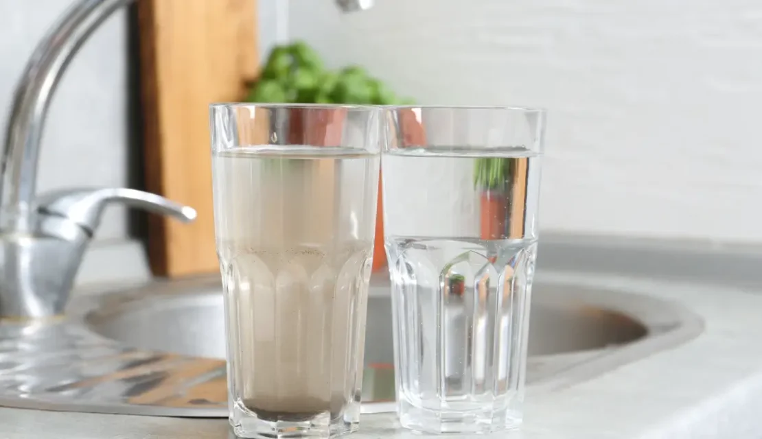 ¿Agua amarillenta, negra y con olor a caño? Esto está pasando con el líquido vital en Guadalajara