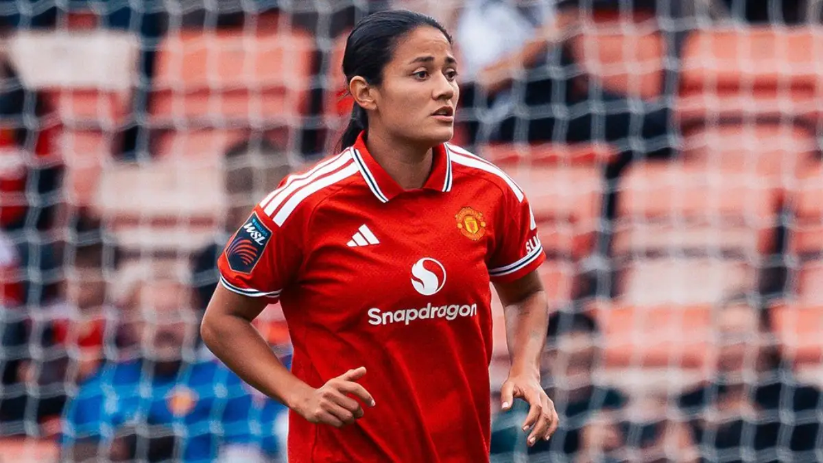 Momento histórico: La mexicana Rebeca Bernal debuta con Manchester United