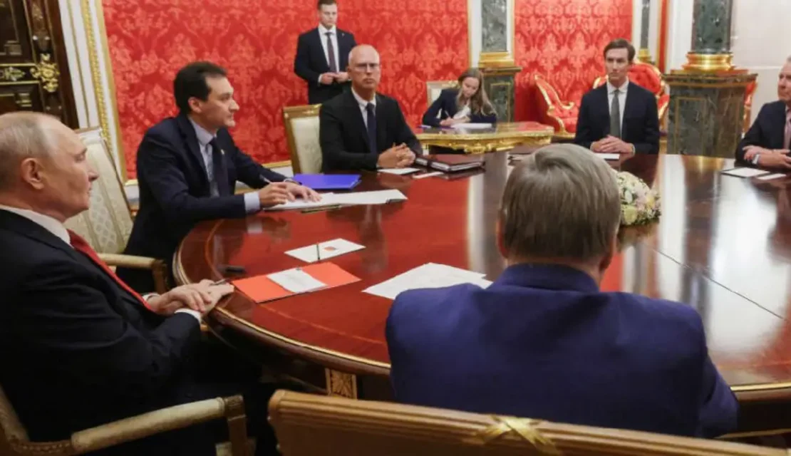 ¿Se acabó? Vladimir Putin se reúne con emisarios de EU para dialogar sobre el fin de la guerra