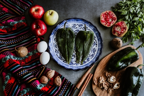 Chiles poblanos, nueces, granada, manzanas y otros ingredientes del chile en nogada