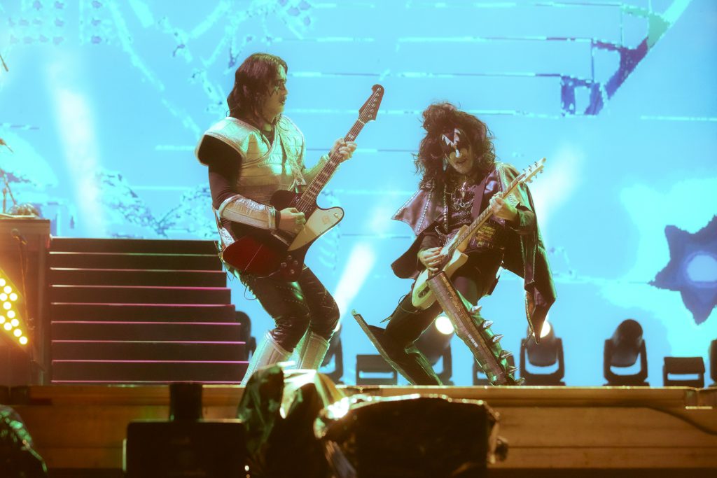 Integrantes de The All-American Rejects tocando la guitarra en el escenario caracterizados como la banda KISS durante el Vans Warped Tour CDMX 2026.