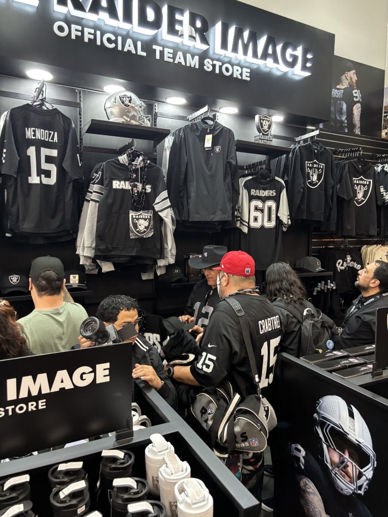 Primera tienda de Raiders en México