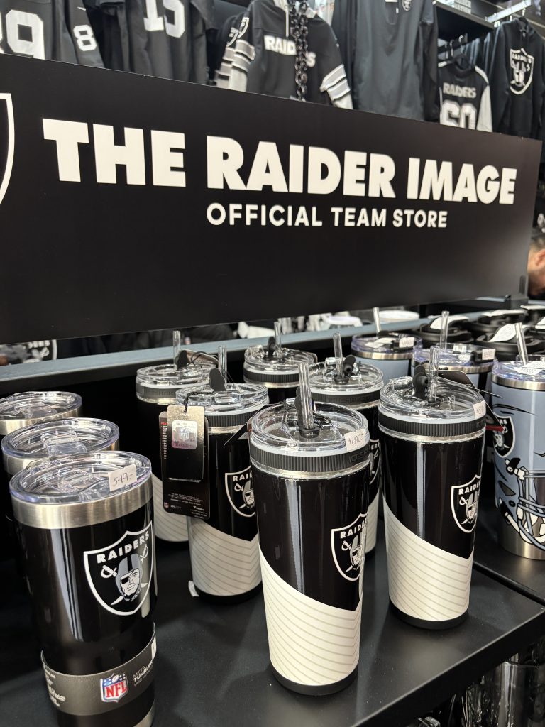 Primera tienda de Raiders en México