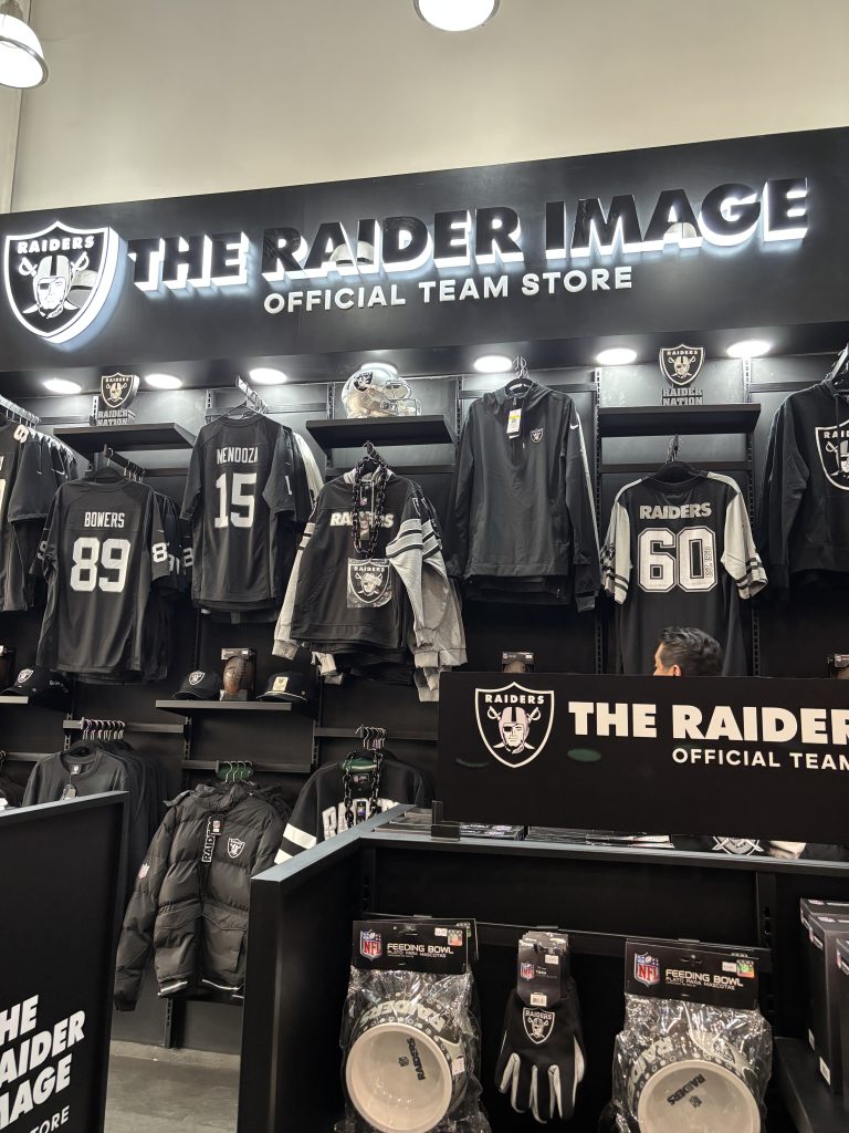 Primera tienda de Raiders en México
