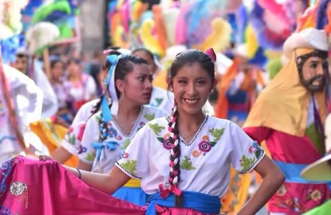 Larga vida a las trenzas: El arte de tejer el pelo mientras vemos el tiempo pasar