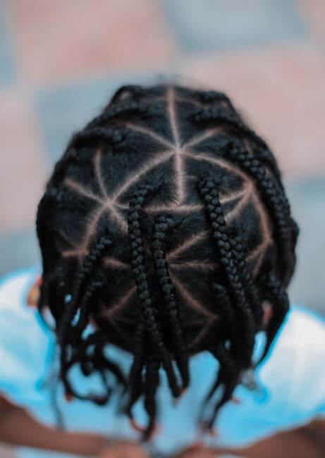 Larga vida a las trenzas: El arte de tejer el pelo mientras vemos el tiempo pasar