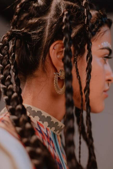 Larga vida a las trenzas: El arte de tejer el pelo mientras vemos el tiempo pasar