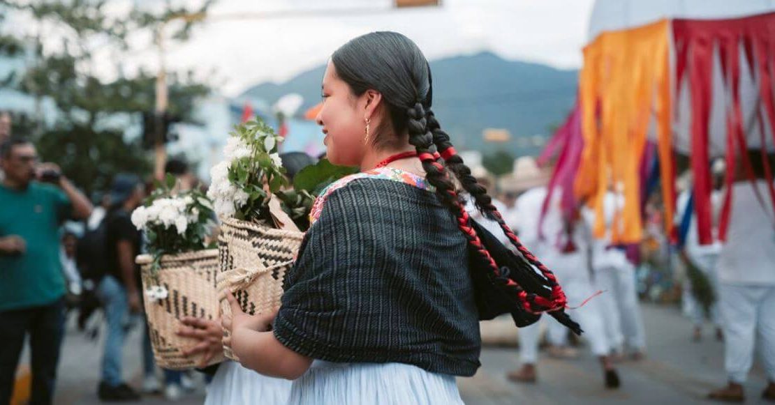 Larga vida a las trenzas: El arte de tejer el pelo mientras vemos el tiempo pasar