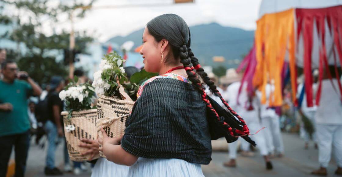 Larga vida a las trenzas: El arte de tejer el pelo mientras vemos el tiempo pasar