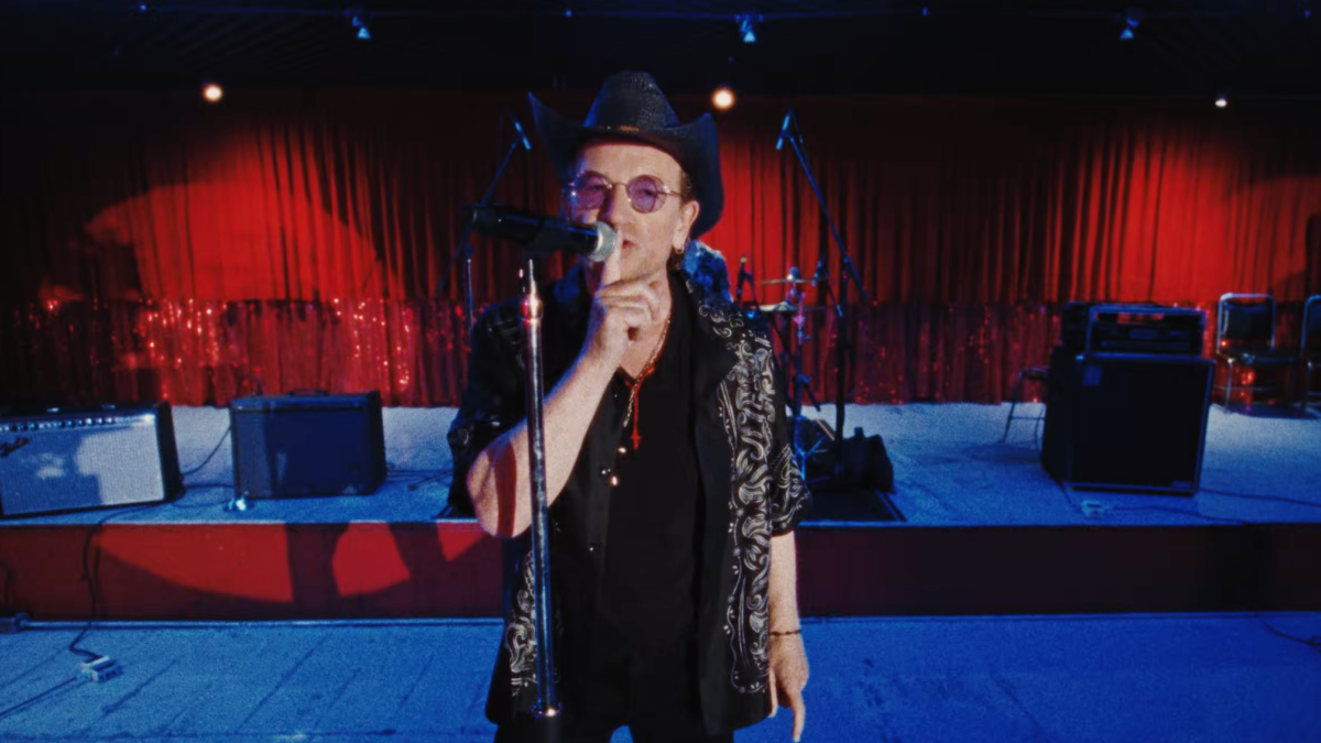 Bono de U2 en el video de silencio