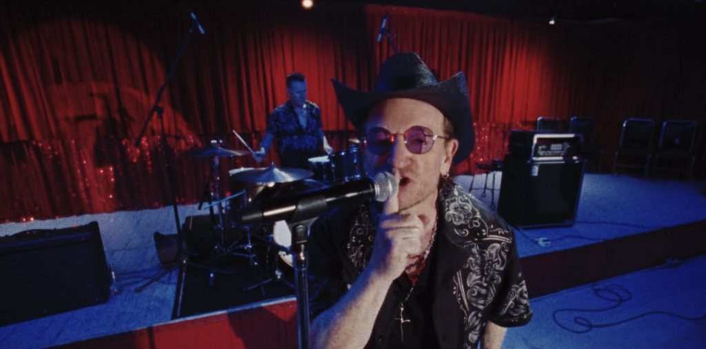 Bono en el video de silencio de U2