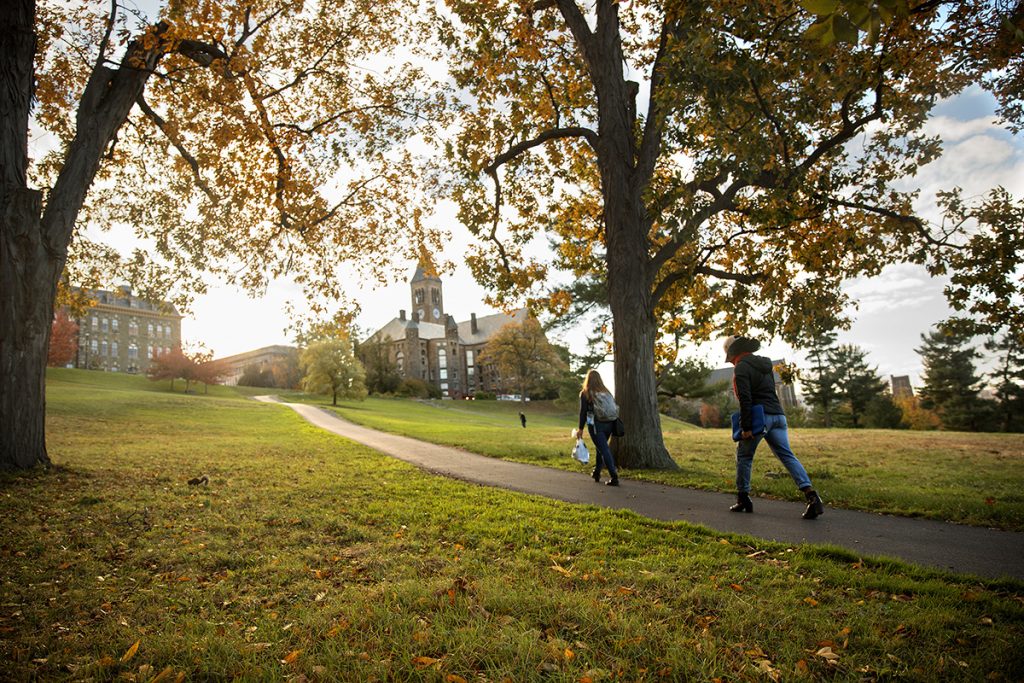 Universidad de Cornell: Lo que se sabe de la demanda que enfrentan por una agresión sexual en grupo