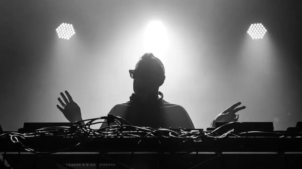 Fotografía tomada durante un DJ set de UNKLE