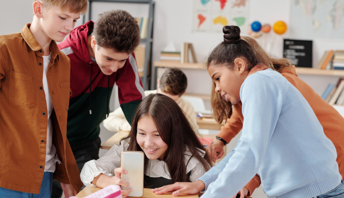 ¿En qué países han restringido el uso de celulares en las escuelas?