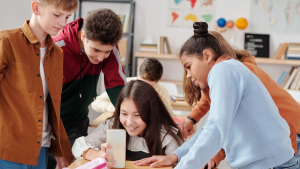 ¿En qué países han restringido el uso de celulares en las escuelas?