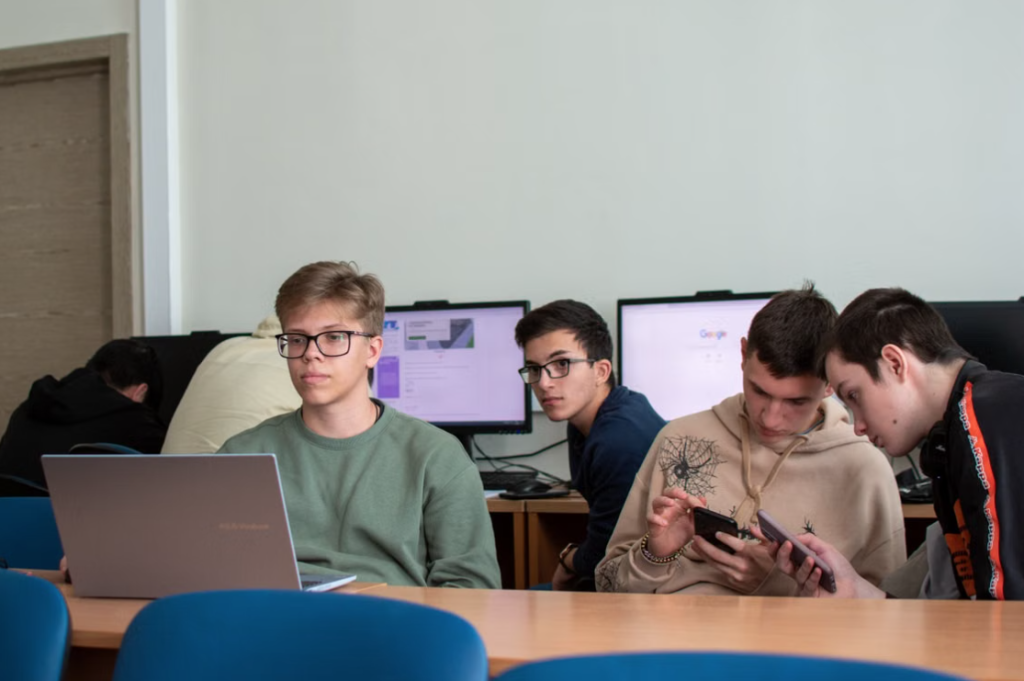 ¿En qué países han restringido el uso de celulares en las escuelas?