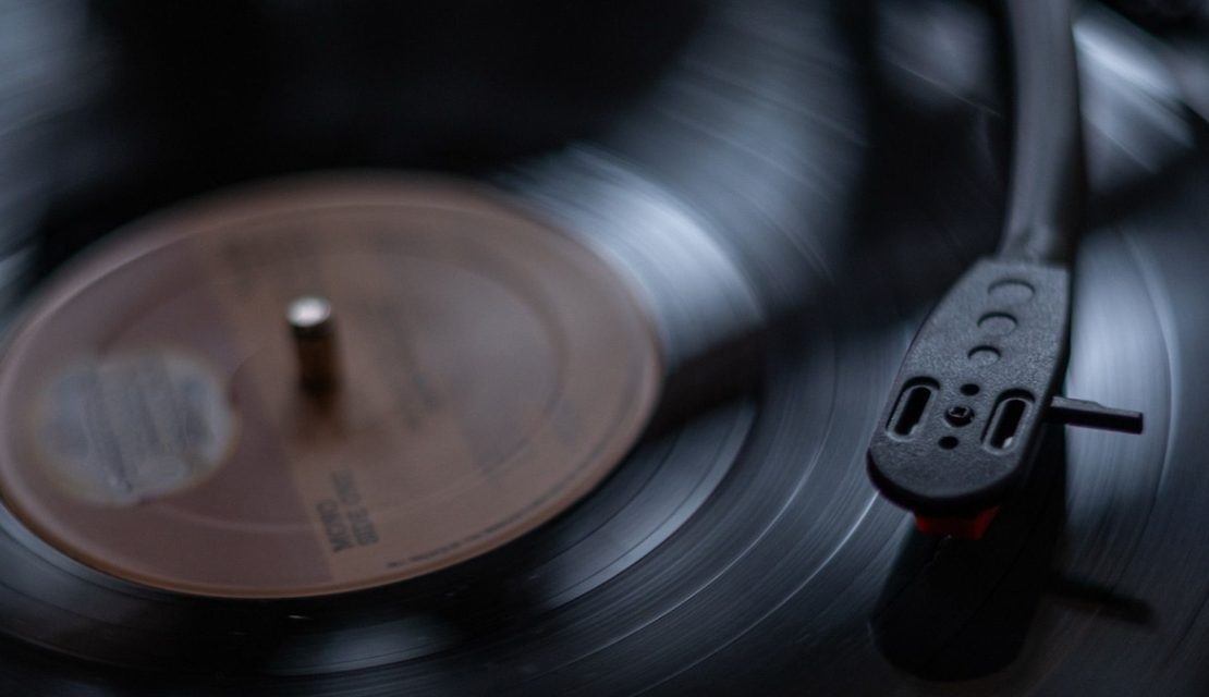 Música hauntológica: El sonido detrás del “regreso” del vinilo