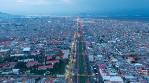 Vista aérea de la Ciudad de México y avenidas principales en riesgo geológico
